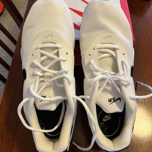 Nike women's air max oketo new in box black/white